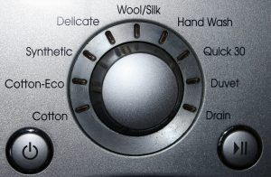 Bedienteil einer Waschmaschine mit Funktionen und Waschgängen 